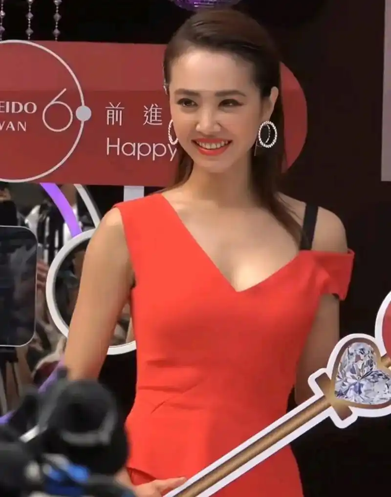 蔡依林# 身着红裙亮相某品牌活动[玫瑰][玫瑰]42岁依然气质少女感