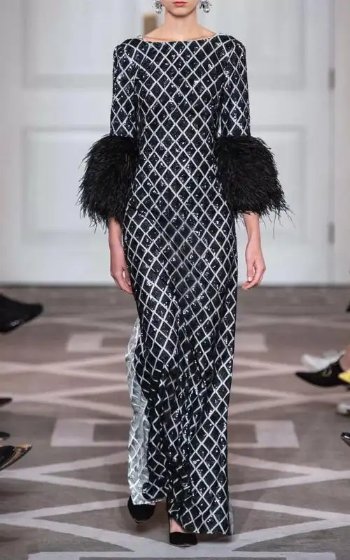 通过加强对羽毛的华丽感工艺,让服装更