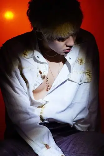 简介:朴灿烈金发红眼妆写真图片,分享一组朴灿烈图片给大家,图中的