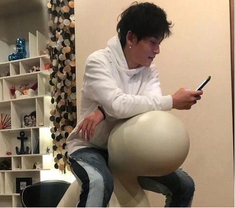 带你参观张哲瀚的豪宅:全屋铺满高档木地板,客厅还摆着玩具座椅