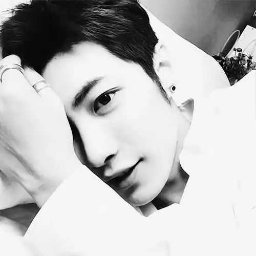 黑白冷酷男生头像真人