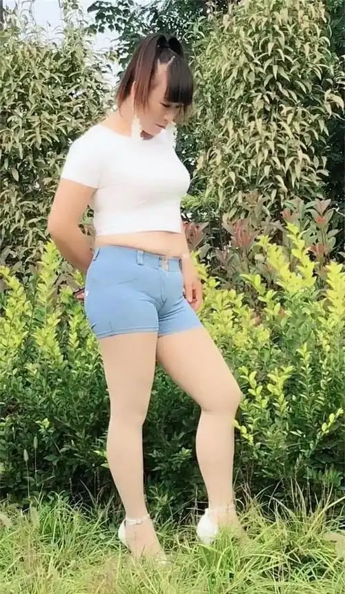 乡村土胖圆少妇心心念念的紧身衣一丝妩媚萦绕眼前