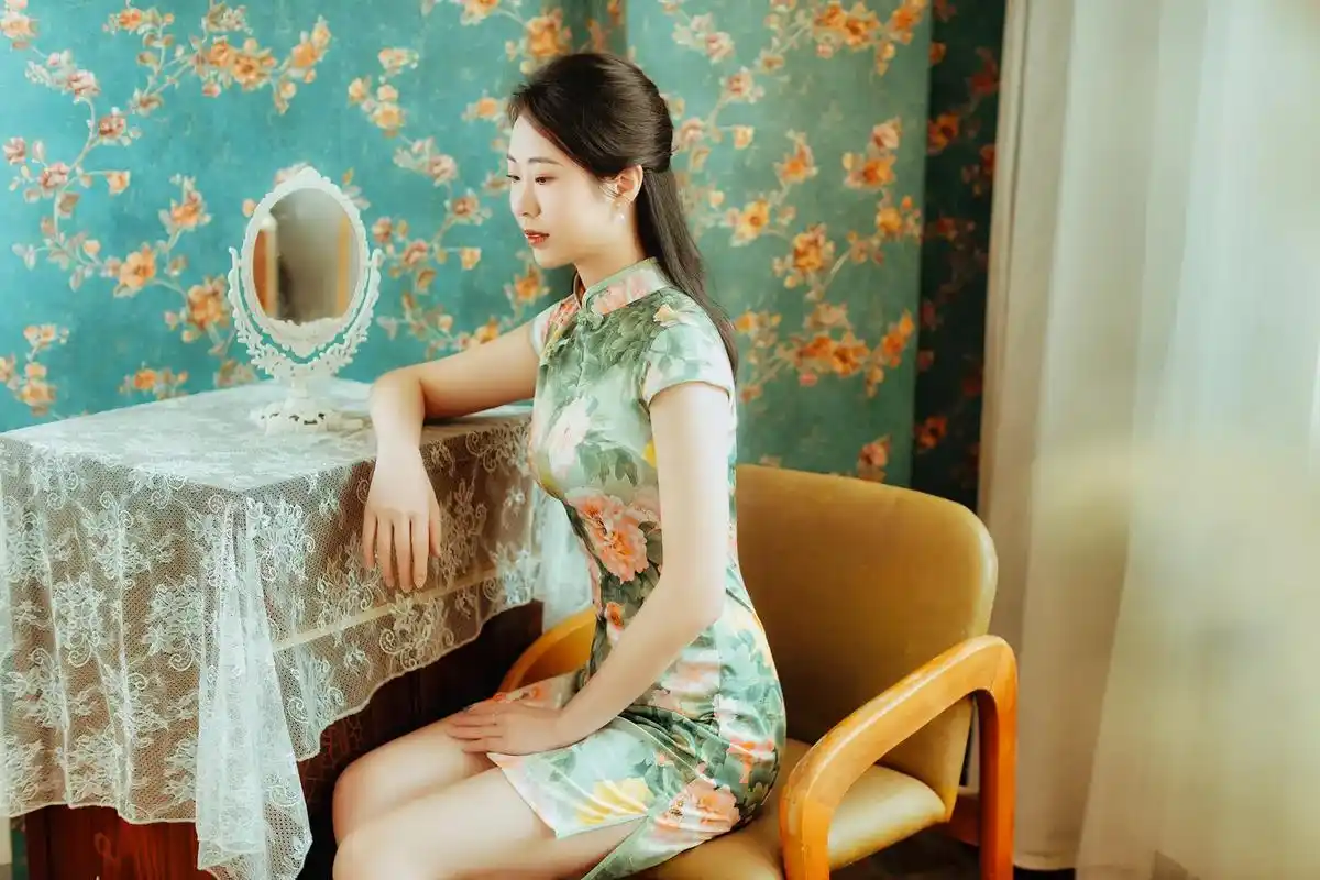 你有没有听过 旗袍上身 好事登门#旗袍 #人像写真 #旗袍秀 - 抖音