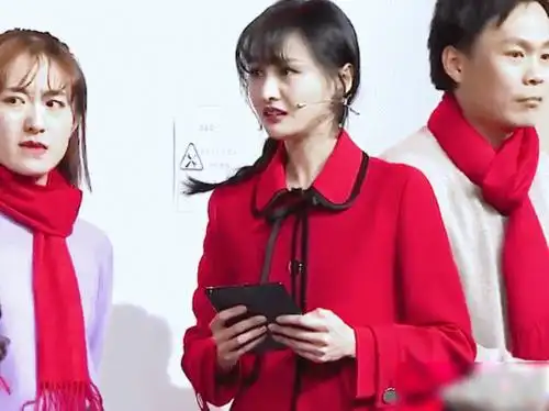 郑爽春晚小品跳舞视频,当镜头移到她腿上的时候,p都不敢这么p