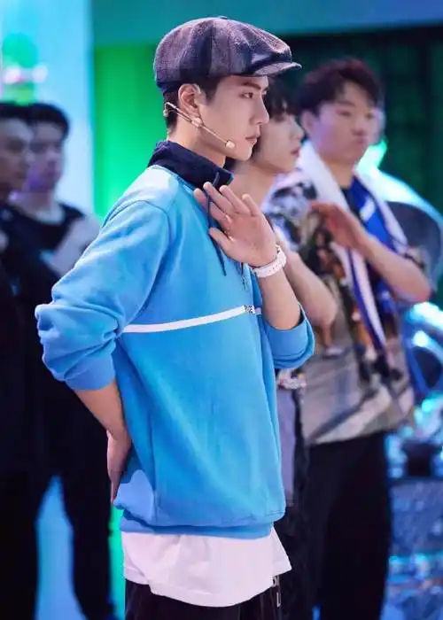 王一博英伦风复古帽子#王一博《这就是街舞》造型96蓝色上衣搭配