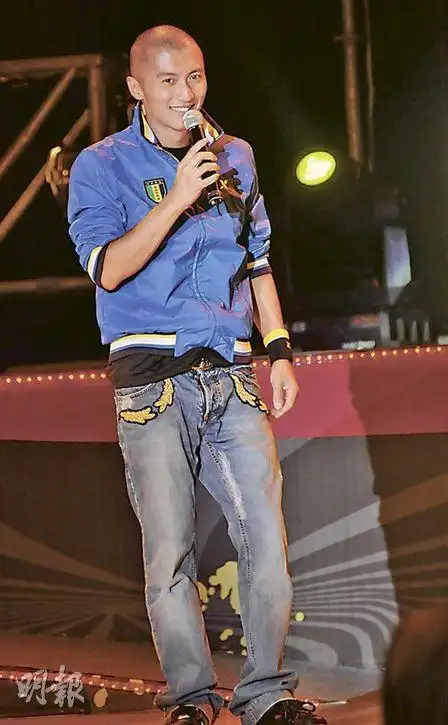 谢霆锋脱衣惹哄动 蔡卓妍不惧台风出席演唱会
