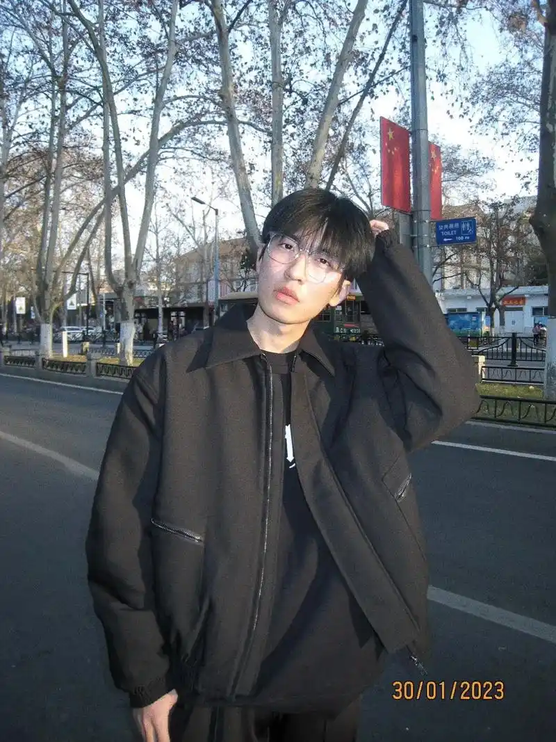 新的一年还会有人喜欢眼镜男嘛.#少年感 #笨蛋帅哥 #简单干 - 抖音