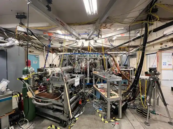 大佬们在研究量子纠缠菜鸡还在焊电路板