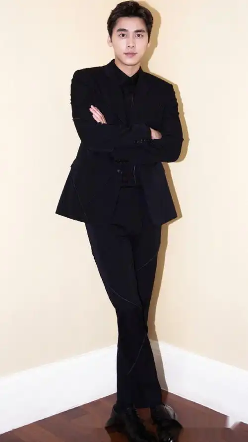 李易峰西服全身照