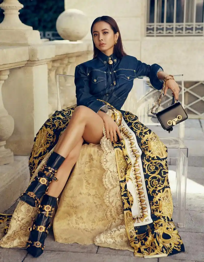 2017年红秀杂志十二月刊,蔡依林亮相封面,演绎多套versace 2018春夏