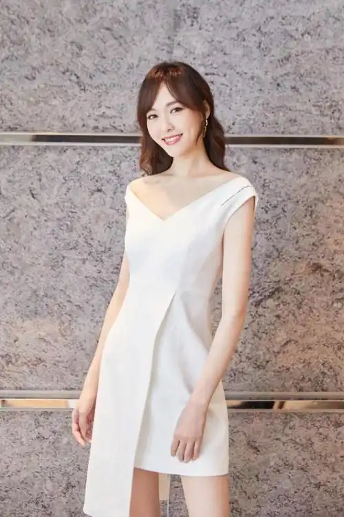 唐嫣白色裙装,秀修长美腿