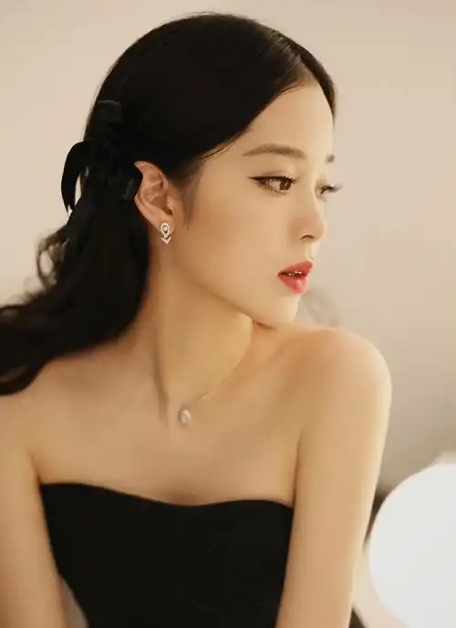 近日,欧阳娜娜音乐会的新造型放出照片,娜比身穿黑色抹胸礼服,大露背