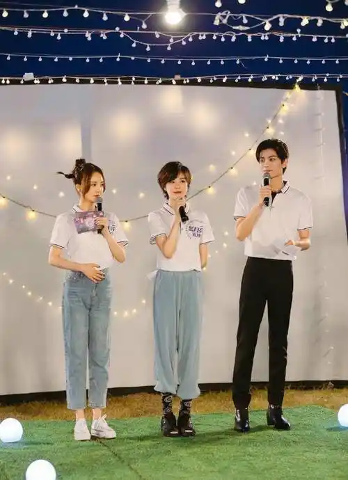 被沈梦辰"误伤"的靳梦佳,身高比不过沈梦辰,但穿搭也挺甜美的_气氛_乳