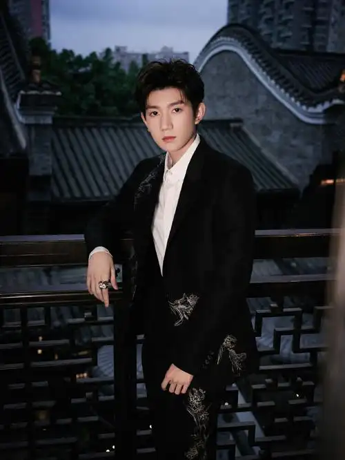 简介:王源黑色印花西装帅气写真图片,分享一组王源图片给大家,图中的