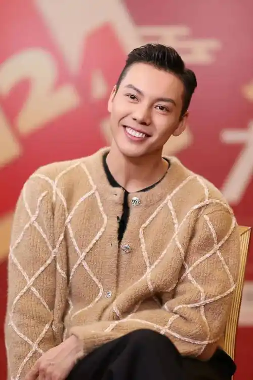 狐厂大拷问 | 陈伟霆朱一龙春晚彩排靠眼神交流 很开心见证魏大勋的