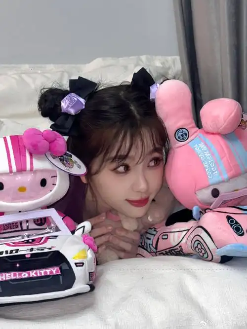 虞书欣蝴蝶结丸子头造型#虞书欣今日份随拍,蝴蝶结丸子头空气刘海,好