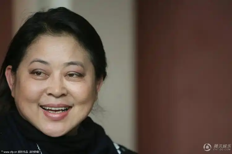 高清:倪萍素颜赶两场签售 一脸皱纹凸显老态