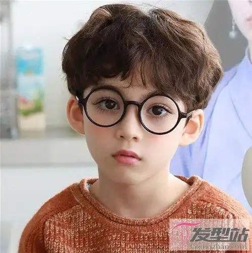 小男孩发型一般小孩子还小,不太建议烫卷染,但是不得不说,小孩子的