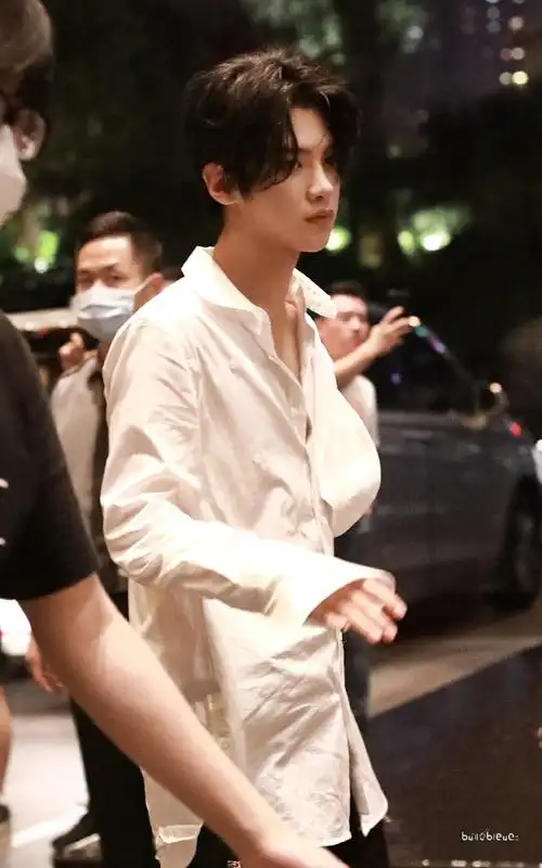 黄明昊拉链机车裤