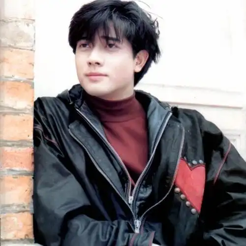 时隔多年,还记得上世纪九十年代初留着三七分发型的郭富城边舞边唱着