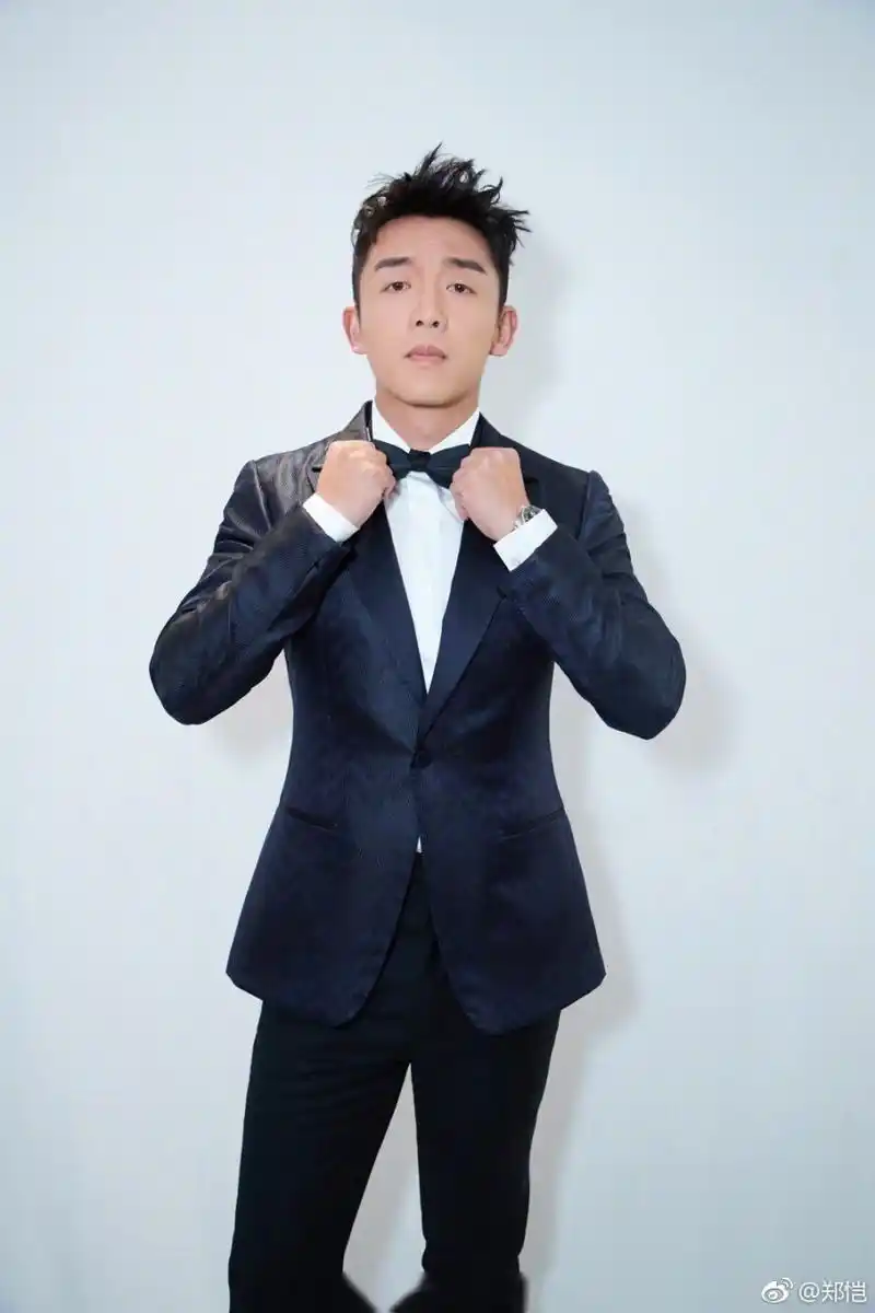 郑恺@郑恺 婚后竟然不知不觉变双眼皮了~时尚大片中的小猎豹,一面穿