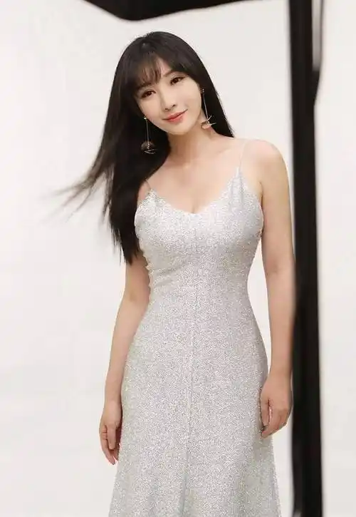 40岁柳岩近照曝光,她变了,这是她穿的最保守的一次_时尚_网友_账号