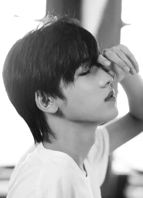 宋亚轩晒蓝白卫衣六宫格随拍#优越的下颔线侧脸线条好好看