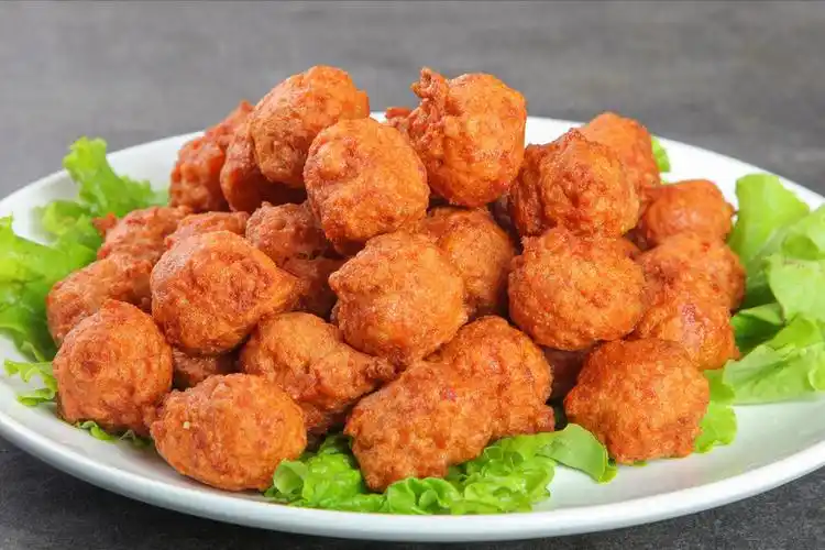 馒头,泡打粉  1,从菜市场买一块猪肉,炸丸子的话最好是用肥瘦相间的肉