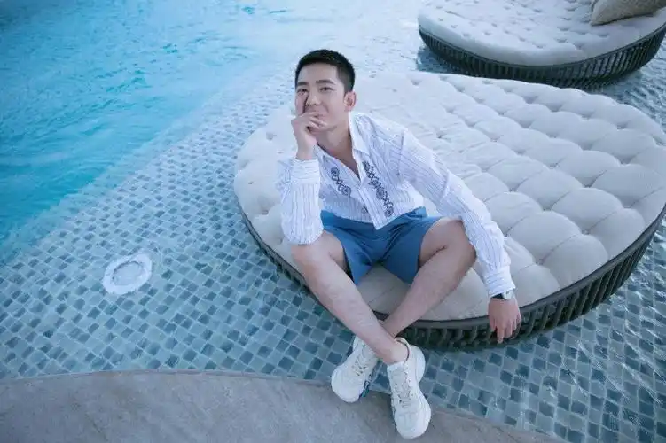杨洋寸头在泳池边拍照,硬汉男子气概,男友力十足