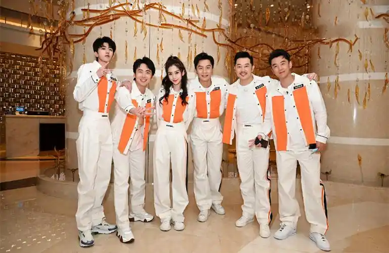 跑男发出正经剧照团衣亮眼有活力一排过去蔡徐坤身高抢眼