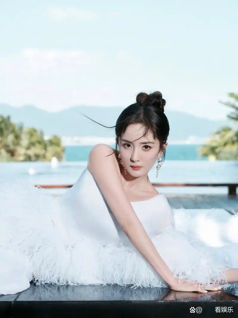 杨幂亮相"尖叫之夜"活动,白色羽毛裙尽显优雅气质,颜值惊艳全场