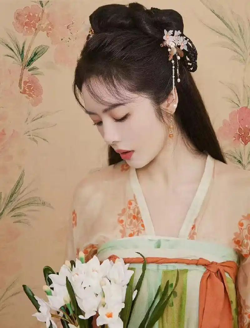 被蔡文静"汉服"装扮惊艳到了,网友直言:姐姐多拍古装剧吧!