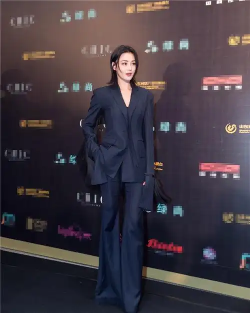 张馨予一身西装帅气十足斩获年度风尚飞跃女演员