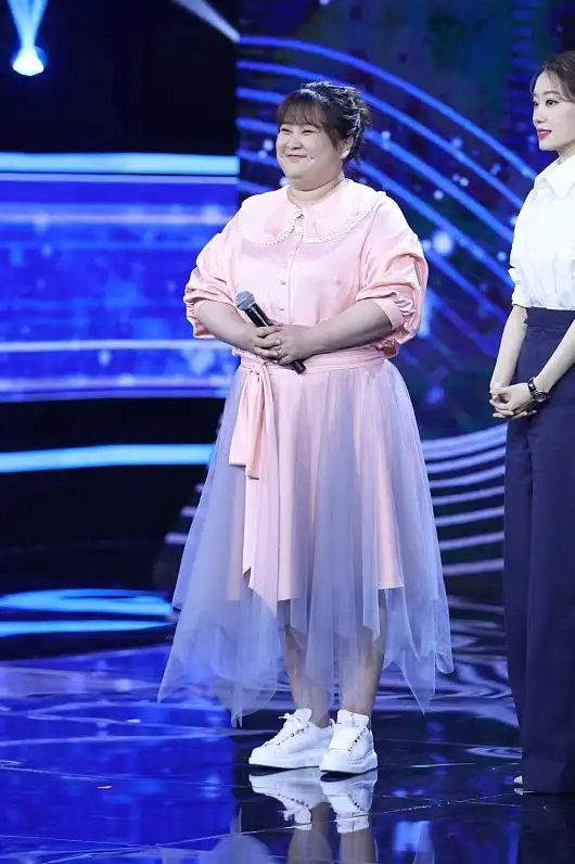 贾玲长得不丑就是体重有点堪忧穿半裙都遮不住小肚腩该控制了