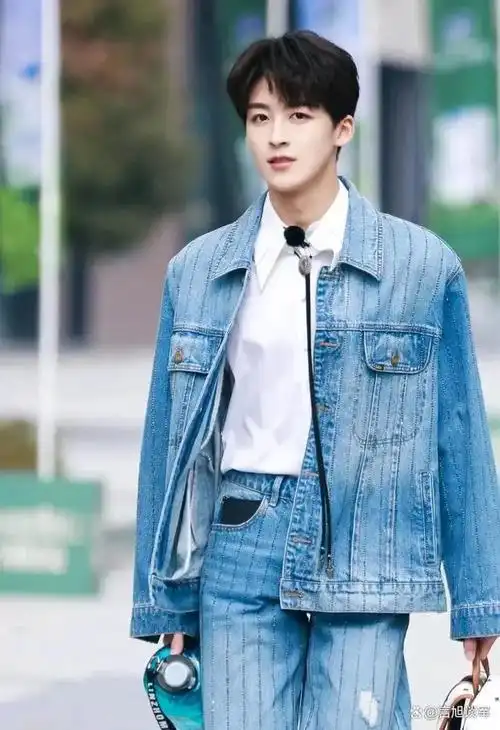 何洛洛什么神仙颜值啊,阳光帅气迷人十足,微微一笑很倾城!