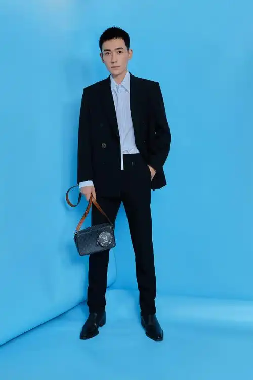 朱一龙lv春夏男装秀身穿黑色西装内搭蓝衬衫清新温柔的气息