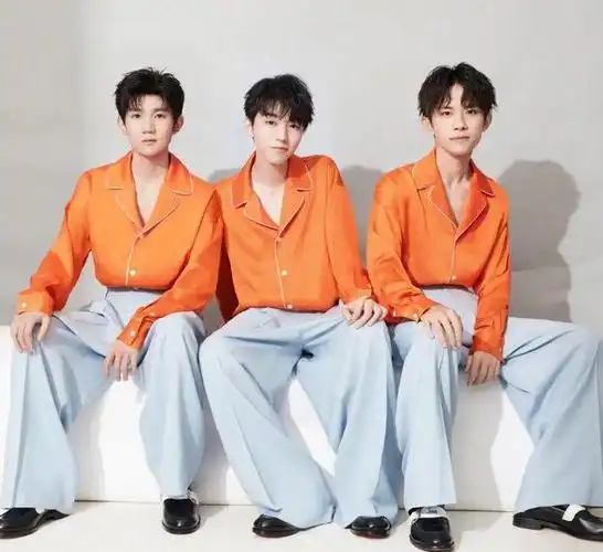 tfboys合体路透照曝光易烊千玺与王俊凯错位牵手网友直呼破防