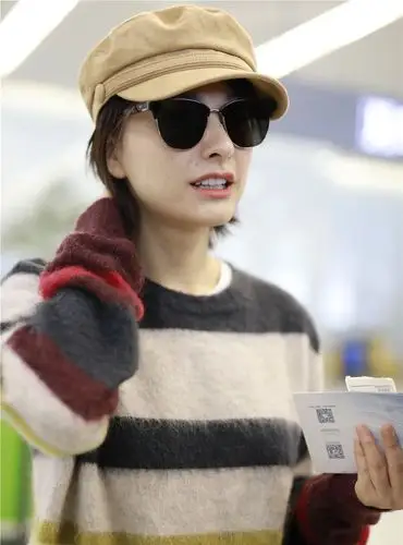 吴昕素颜现身机场衣品上升,可爱比心被赞小仙女