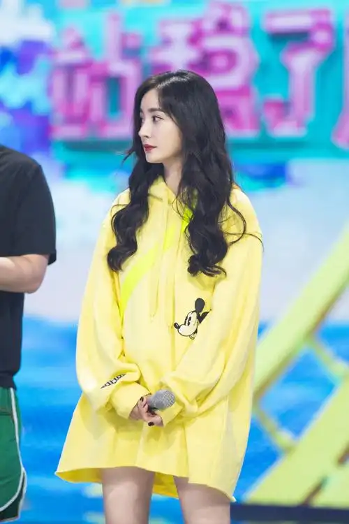 杨幂超话#快乐大本营#@杨幂今晚20:20,快本《站稳了!