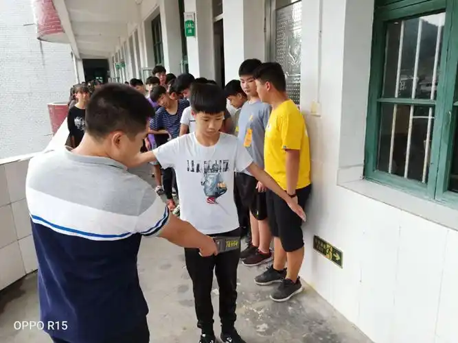 江南镇洞市中学突击清查校园危险物品