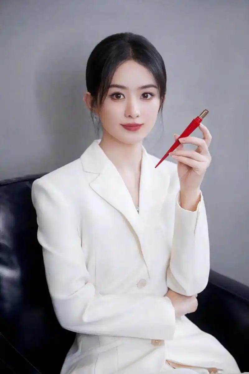 这是赵丽颖的新造型,新年新气象,赵丽颖的这款造型让她美得恰到好处.