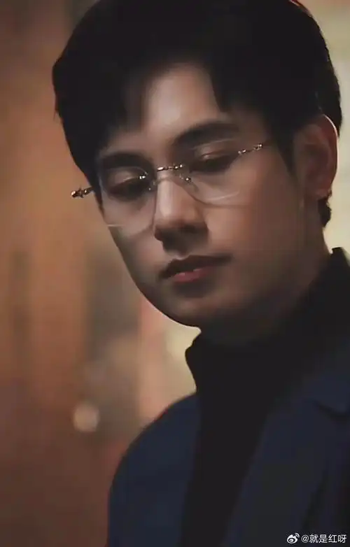 西装眼镜造型直接爆改霸总是吧,被狠狠拿捏住了