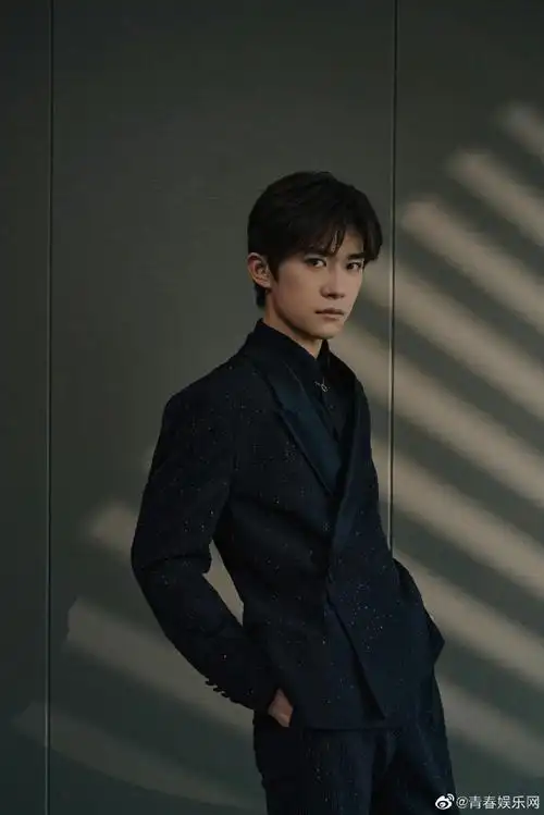 易烊千玺在玩一种很新的手机##易烊千玺黑色西装杀