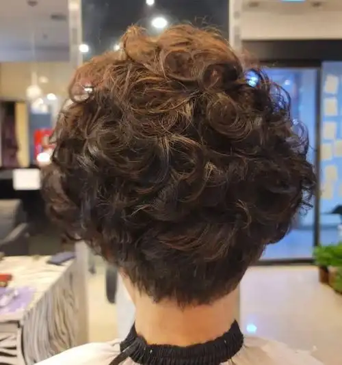 【一点资讯】中老年烫发造型的天花板,端庄高贵又有型! www.