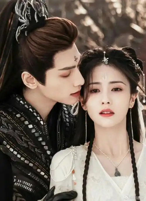 看罗云熙和白鹿最近的路透,感觉回到了《长月烬明》那个时候