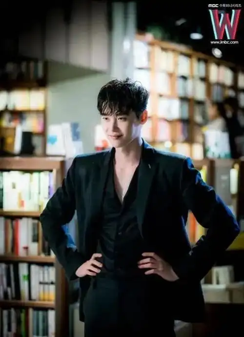 李钟硕新形象引争议鼻子尖挺脸型升级网友还我原来欧巴