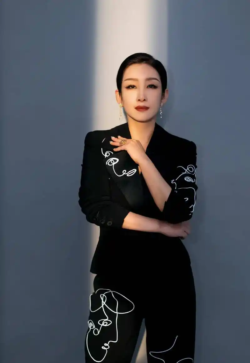 秦海璐霸气侧露,一袭黑色西装尽显时髦帅气感,挡不住的气场_显得_线条