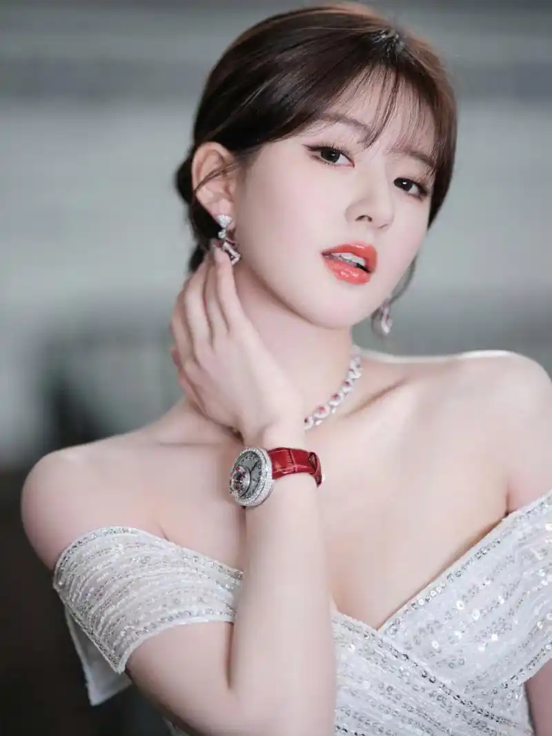 赵露思# 身穿银色亮片一字肩长裙,肤白貌美的容颜,窈窕曼妙的身材