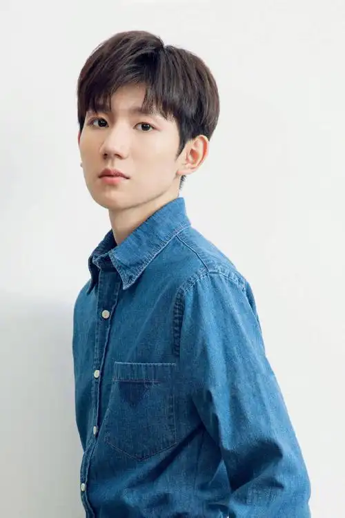 王源清新帅气写真图片