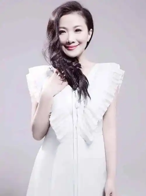 江苏卫视王牌女主持陈怡30岁出国留学42岁成人生赢家